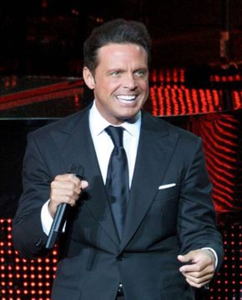 El material del cantante mexicano incluirá un DVD con dos videoclips y el tema inédito "Disfraces".