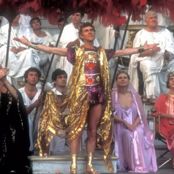 La versión de 1984 de Calígula incluye escenas desde sexo lésbico hasta incesto.