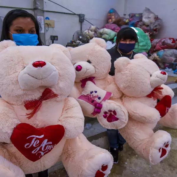 Xonacatlán es un municipio que se caracteriza por elaborar muñecos de peluche ahora mejor conoció como “Ciudad Peluche”, los productores ya tienen listos los muñecos que serán regalados en el festejo del 14 de febrero; por la pandemia por COVID-1