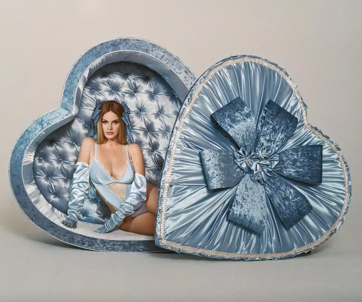 Lana del rey skims 