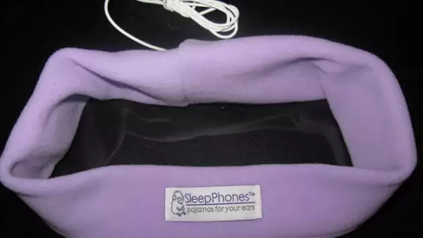 Se trata de una banda que se coloca en la cabeza y produce música diseñada para inducir y mantener el sueño.