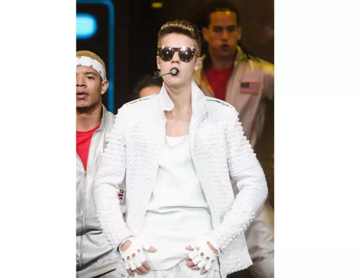 Ayer se publicó un video donde muestra cómo el ídolo juvenil tira el símbolo patrio del escenario y Justin decidió usar su Twitter para explicar lo que sucedió.