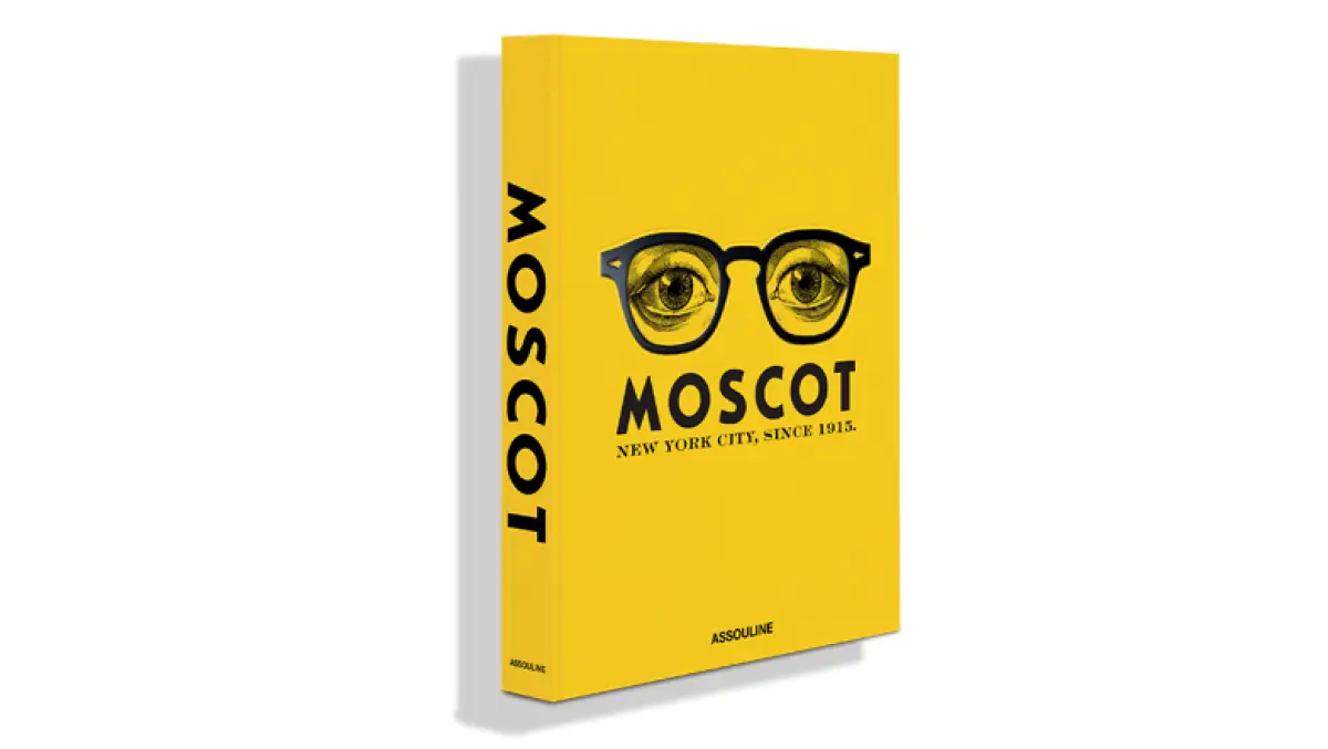 Foto de la portada del libro Moscot: New York City, Since 1915, color anaranjado con unos lentes al frente.