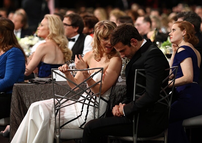 Suki se sentó en la mesa que Bradley compartía con sus compañeros de American Hustle, entre ellos, la guapa Amy Adams.