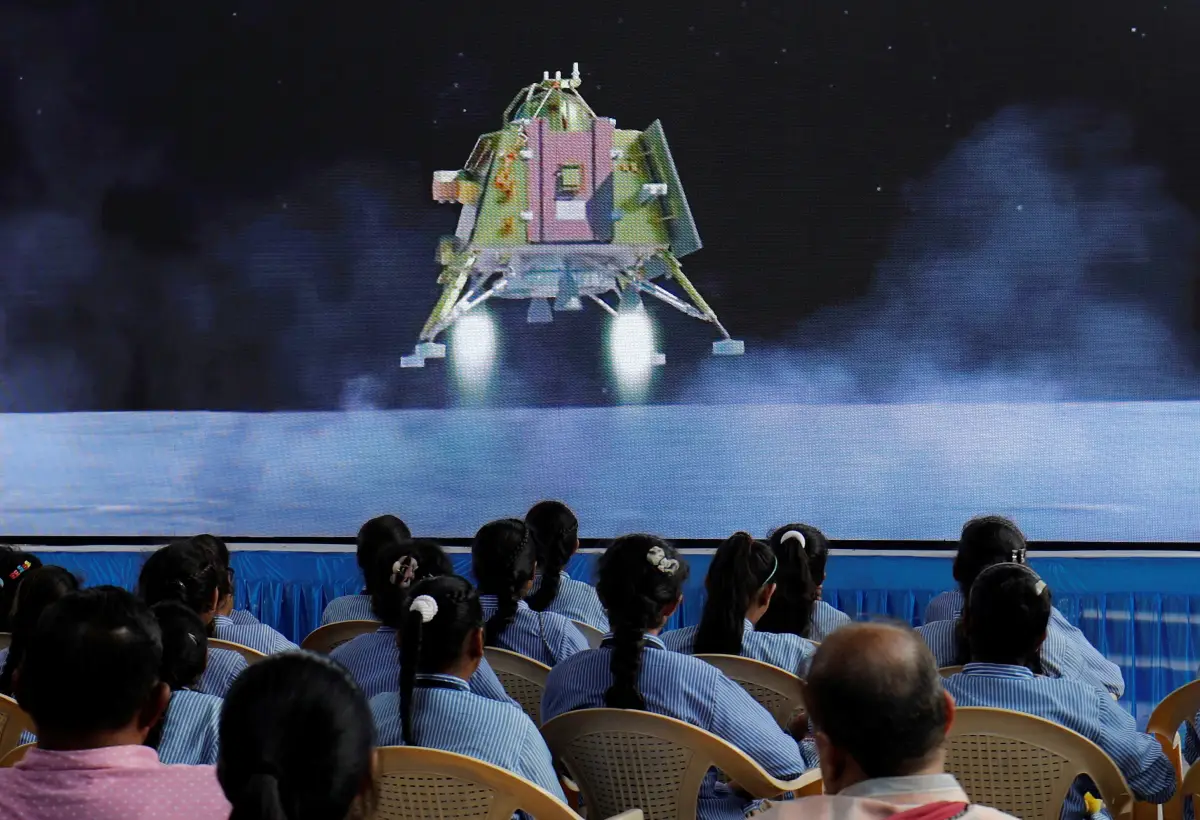 La gente ve una transmisión en vivo del aterrizaje de la nave espacial Chandrayaan-3 en la luna, dentro de un auditorio de Gujarat Science City en Ahmedabad, India, el 23 de agosto de 2023.
