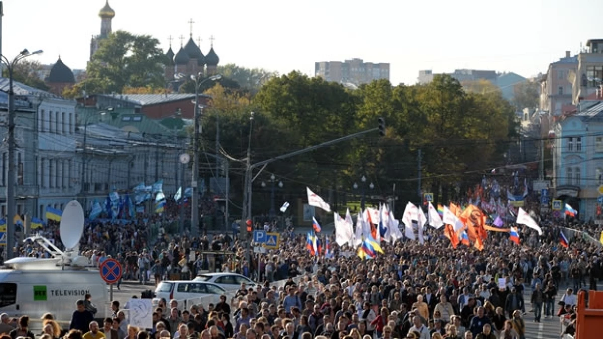 Miles de personas protestan en Moscú por la crisis en Ucrania