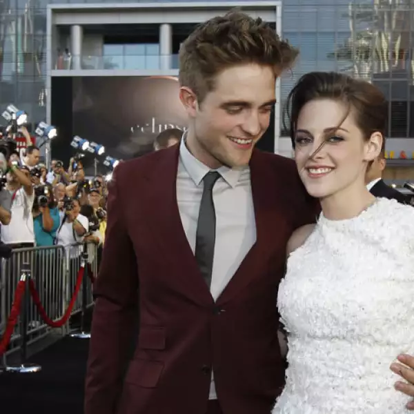 KRISTEN STEWART Y ROBERT PATTINSON. Aunque en los libros son vampiros ?buenos?, nadie niega que esta pareja tiene mucho sex-appeal. Ambos actores tienen una mirada misteriosa y no les gusta hablar de su vida privada? lo que los hace aún más interesantes.