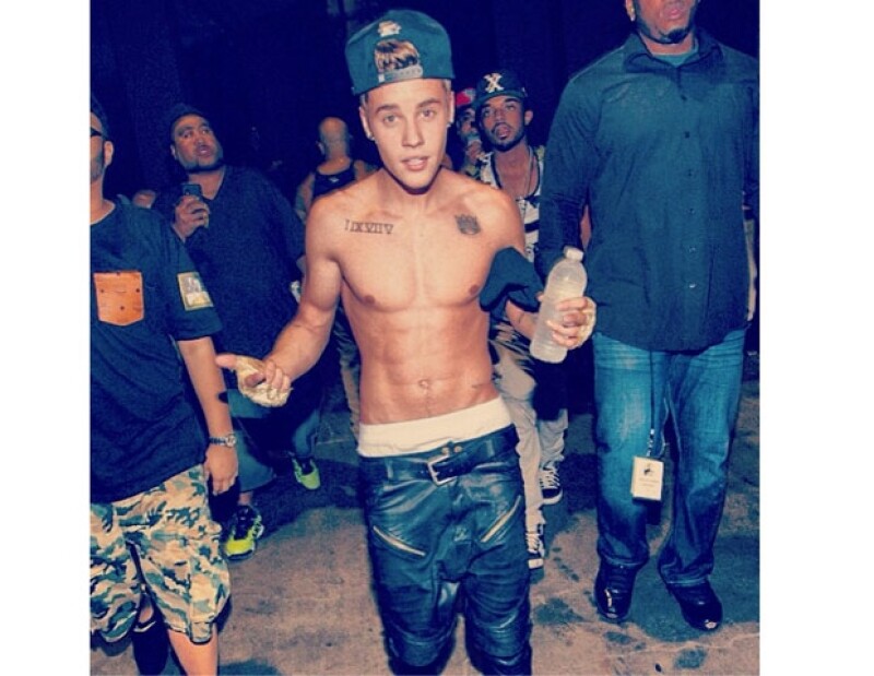 Agosto 2013: Este año, Justin tenía su abdomen marcado, aunque no tanto como ahora.