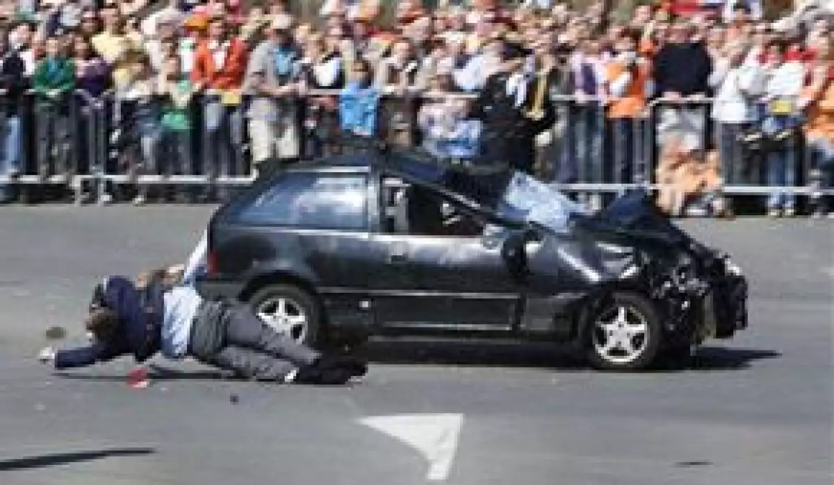 Karst Tates, de 38 años, quien resultó gravemente herido luego de embestir a la multitud que presenciaba el desfile, murió horas después en el hospital.