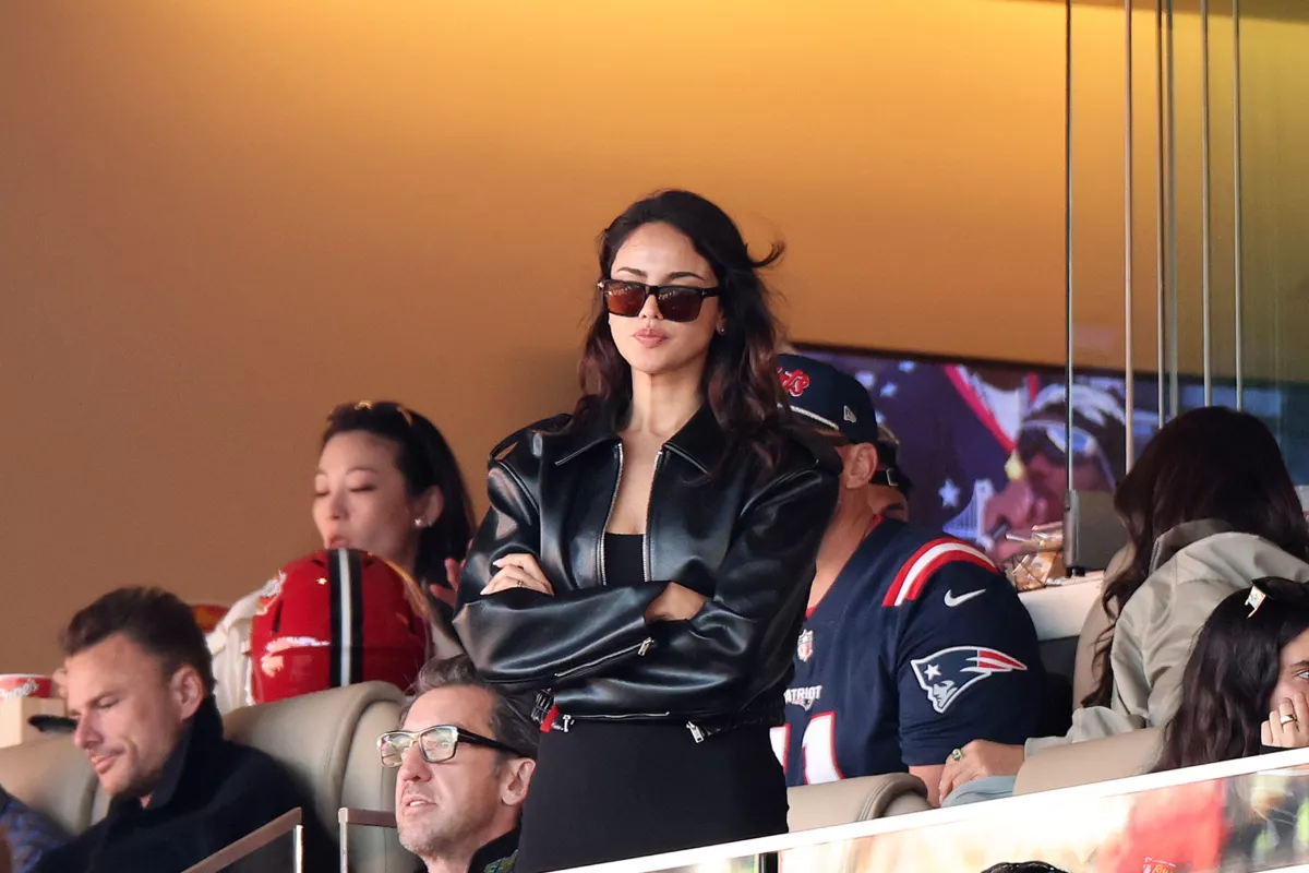 eiza-gonzalez-super-bowl.jpeg