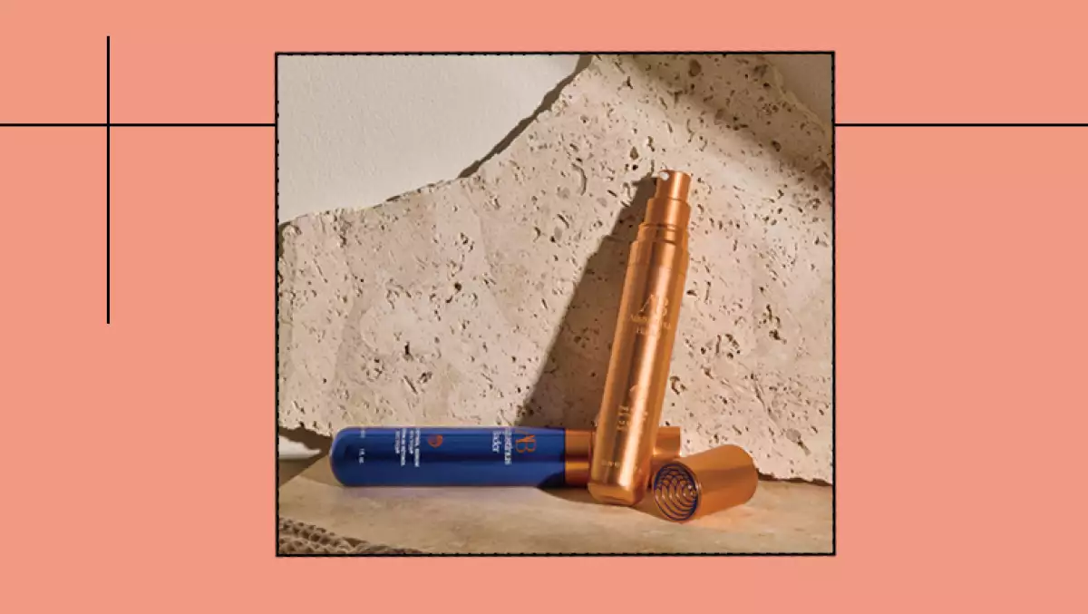 Foto de perfumes y productos de cuidado de la piel para hombres.