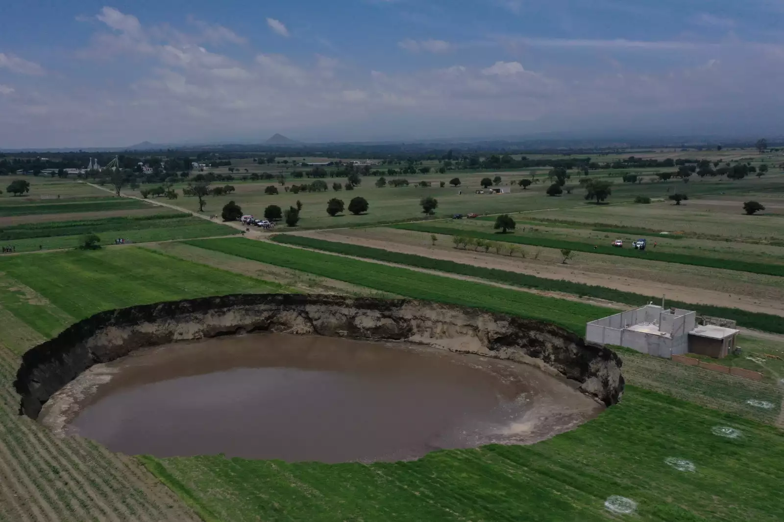Socavón registrado en una zona cultivos de la comunidad de Santa María Zacatepec el cual ha incrementado su tamaño aproximadamente a 80 metros de diámetro y  20 metros de profundidad.