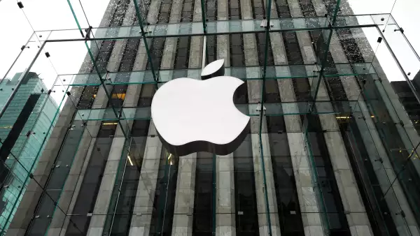 Las acciones de Apple cayeron 3.5% el día de hoy después de darse a conocer que China prohibió a los funcionarios de gobierno utilizar iPhones y otros dispositivos de marca extranjera en el trabajo.