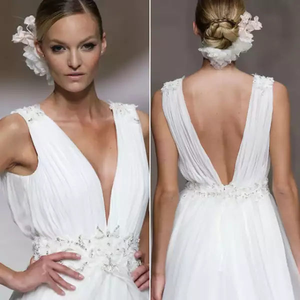 Pronovias: Los tocados de lado también sacan a relucir tu cara. Lleva unas flores, muy al estilo español, y un chongo con trenza que las levante y las haga lucir aún más.