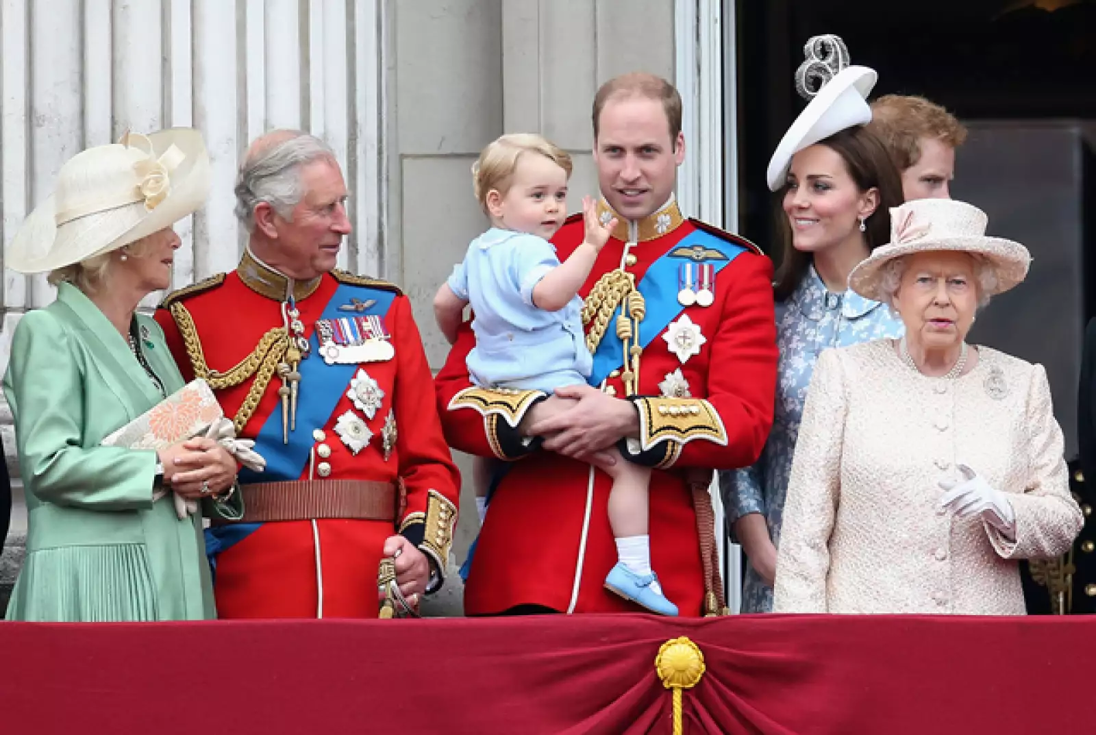 Aquí el pequeño George saludando desde el balcón del Palacio de Buckingham junto a toda la familia Real.