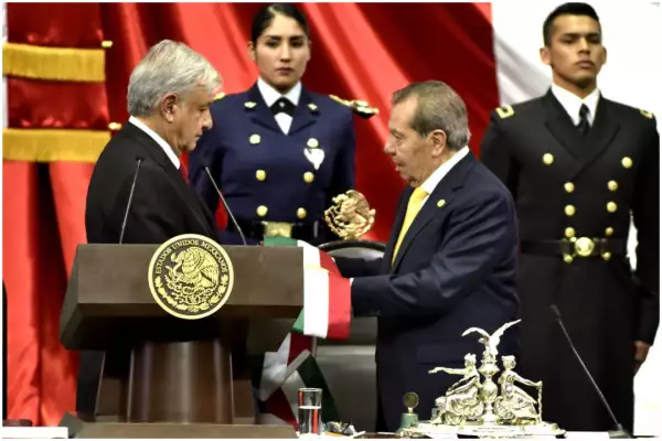 Muñoz Ledo entrega banda presidencial a AMLO