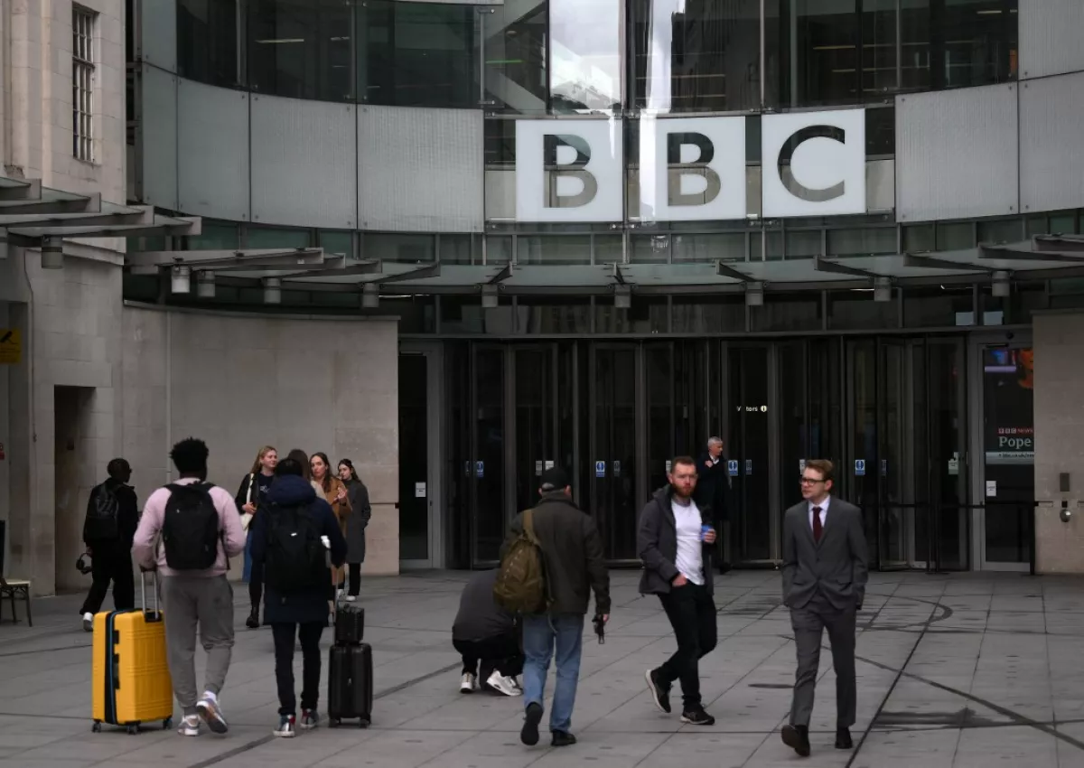 La gente utiliza la entrada principal de la sede de la British Broadcasting Corporation (BBC) en Londres el 28 de abril de 2023, el día en que el presidente de la BBC, Richard Sharp, renunció.