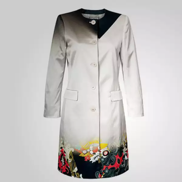 Un saco que en la parte superior parece tener un estilo normal pero la sorpresa de colores llega al final.