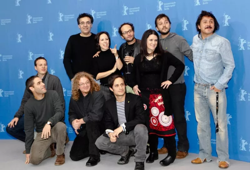 El actor mexicano dijo en Berlín que espera que los diez cortometrajes que se proyectarán en el festival `levanten y agiten un debate necesario´ a través de una `alquimia perversa´.