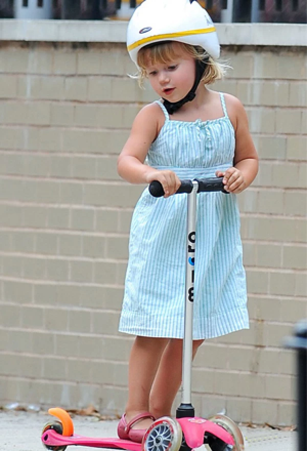 A Matilda Ledger le encanta jugar y la ropa que le proporcione comodidad.