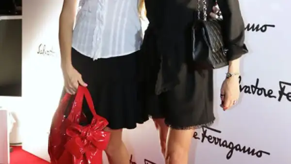 Beatriz Sámano combinó su bolsa con su look en negro.