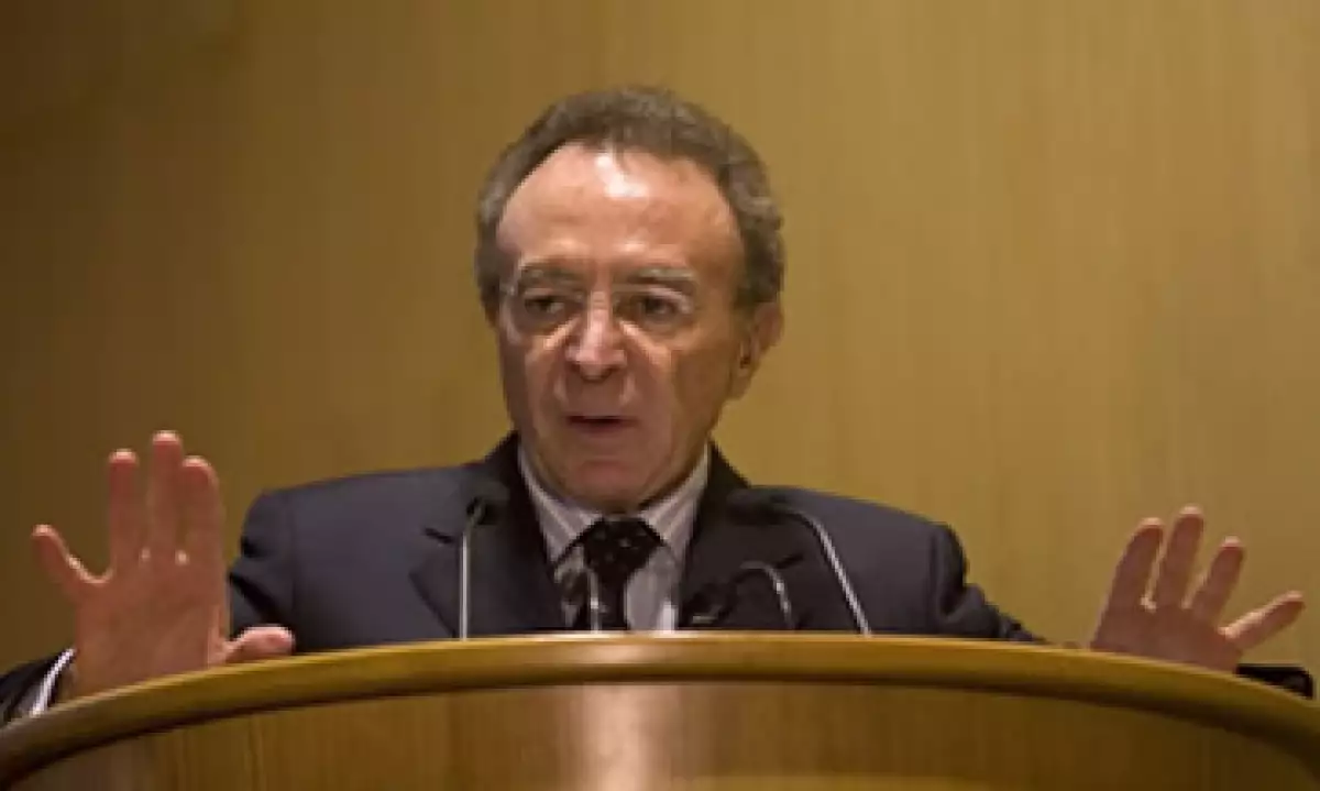 Guillermo Ortiz dijo que será difícil que los inversionistas se comprometan a proyectos denominados en una moneda reintroducida. (Foto: AP)