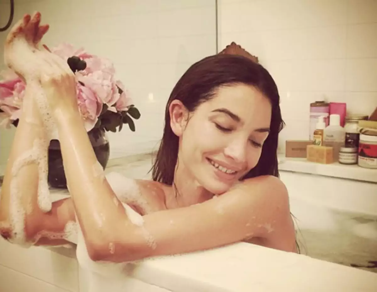Esta modelo americana admite ser fanática de los baños en tina.