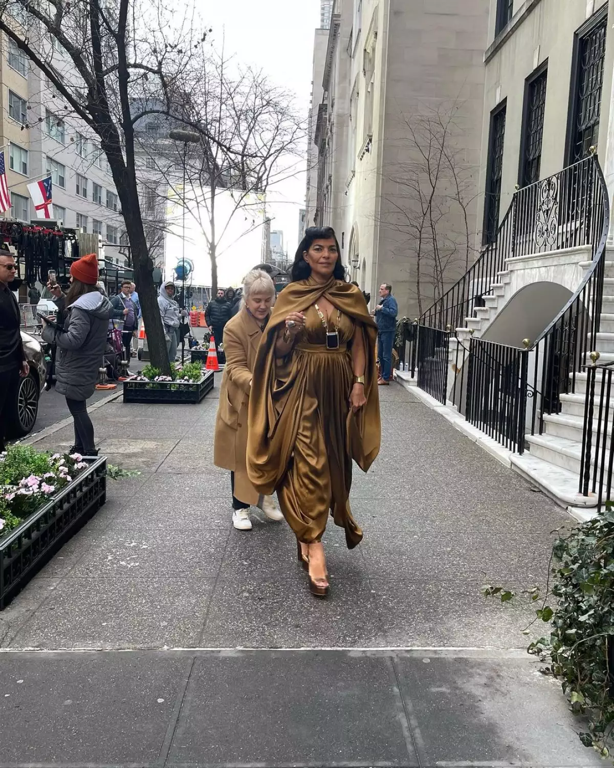 Seema usa un diseño Balmain para ir a la Met Gala en And Just Like That.