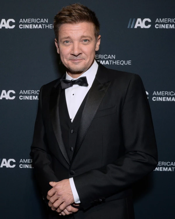 Quién es Jeremy Renner actor de Avengers que sufrió un accidente