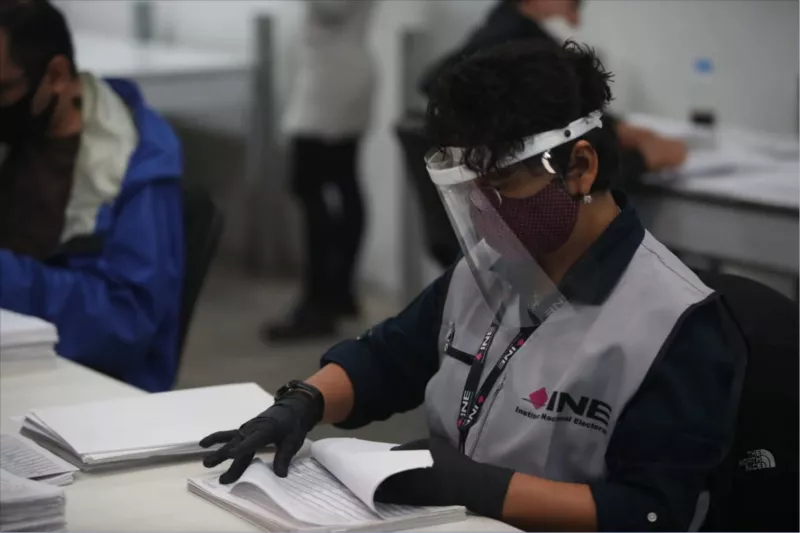 Personal del INE continúa con la revisión y cuantificación de las firmas para la consulta ciudadana para enjuiciar a los ex Presidente de México.