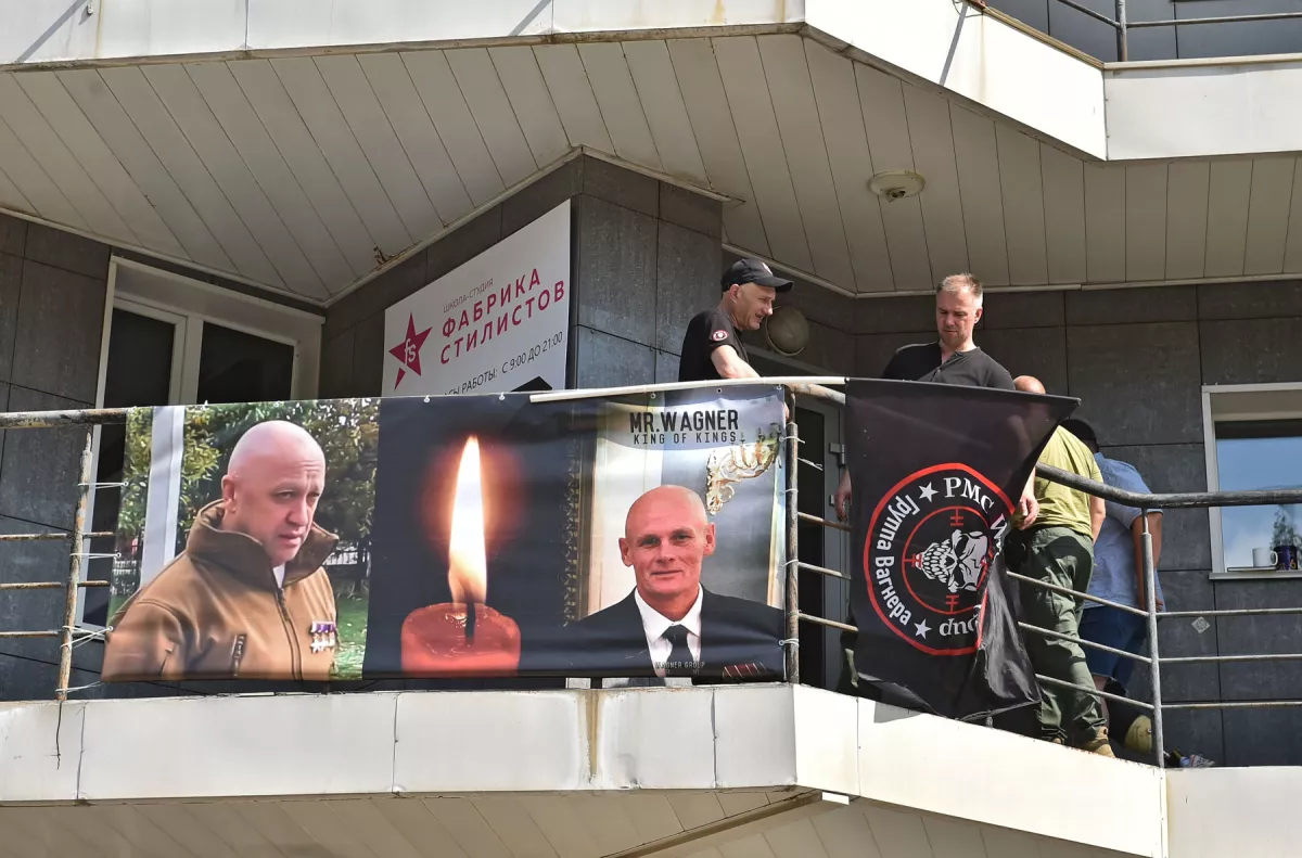 Una vista muestra una pancarta con retratos del jefe mercenario ruso Yevgeny Prigozhin y el comandante del grupo Wagner, Dmitry Utkin, en un monumento improvisado fuera de la oficina local del grupo mercenario privado Wagner en Novosibirsk, Rusia, el 24 de agosto de 2023.