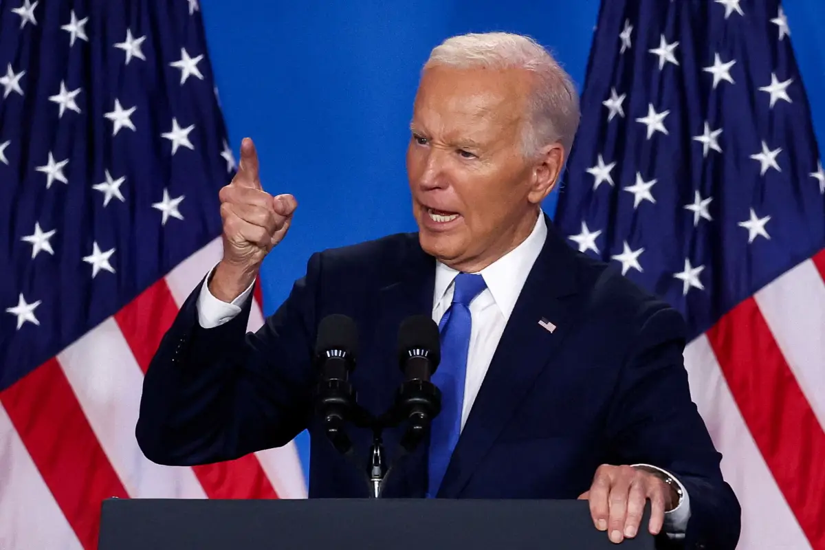 El presidente de los Estados Unidos, Joe Biden, hace gestos mientras habla en una conferencia de prensa durante la cumbre del 75 aniversario de la OTAN, en Washington, EE. UU., el 11 de julio de 2024.
