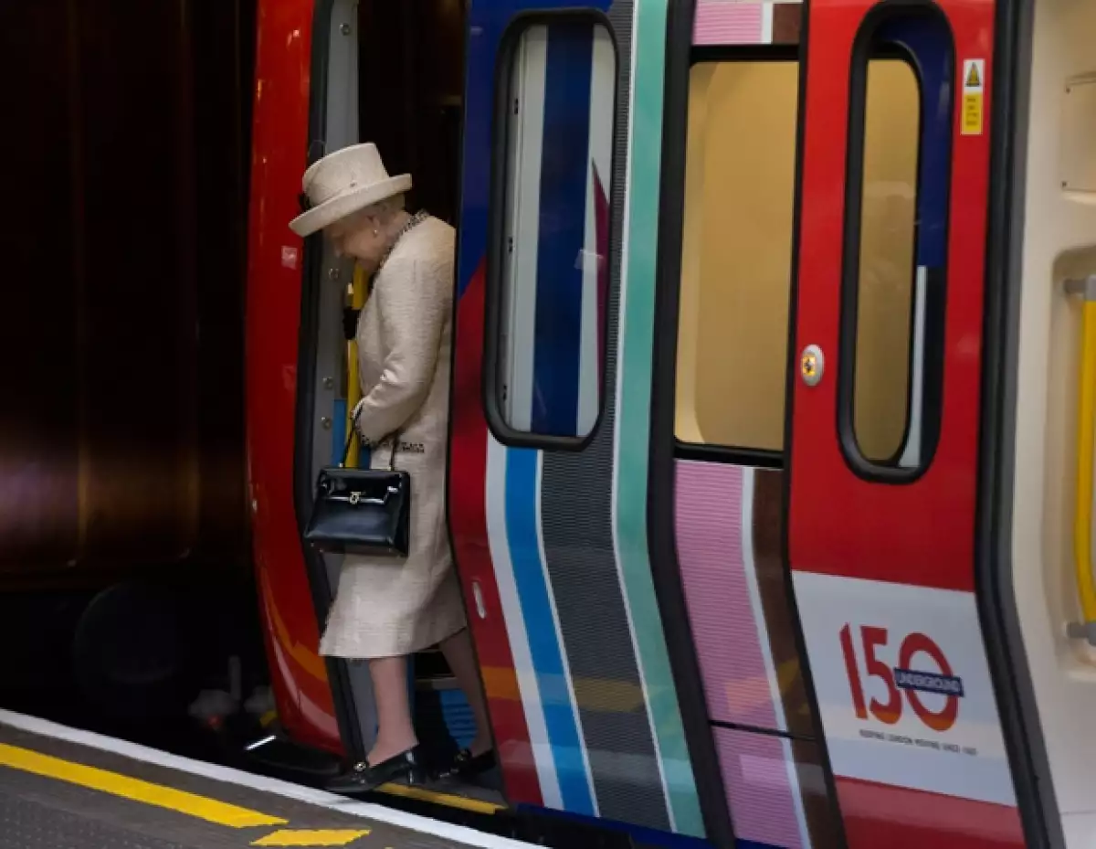 Hoy se cumplen 150 años de este gran transporte, por ello la realeza acudió a este evento. Datos curiosos: el pin que le regalaron a la futura mamá y la reaparición de la reina Isabel II.