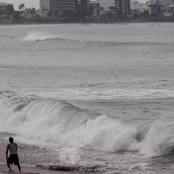 Las olas que provoca el paso de 'Odile' en la playa de Mazatlán, Sinaloa