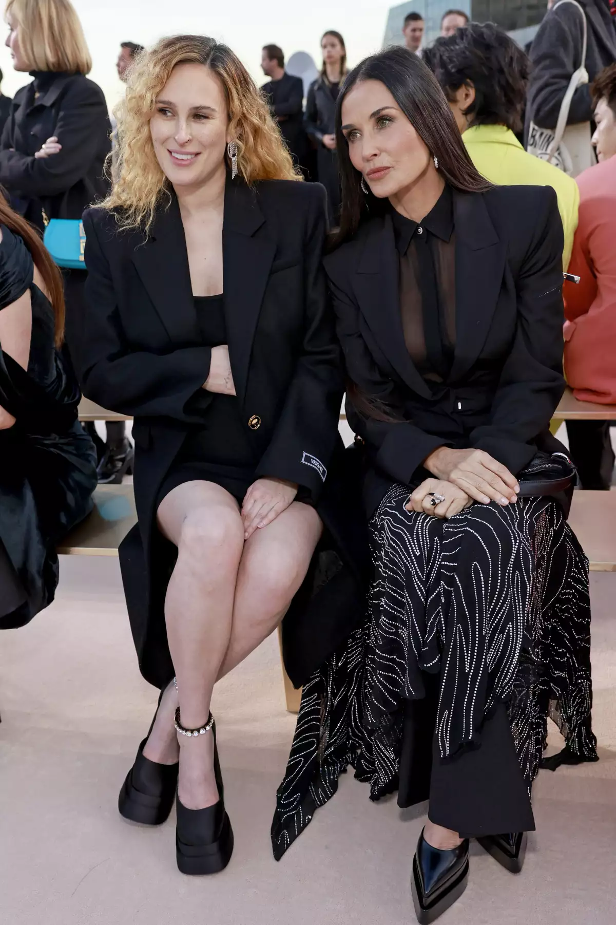 Rumer Willis y Demi Moore entre las celebs invitadas al desfile de Versace.