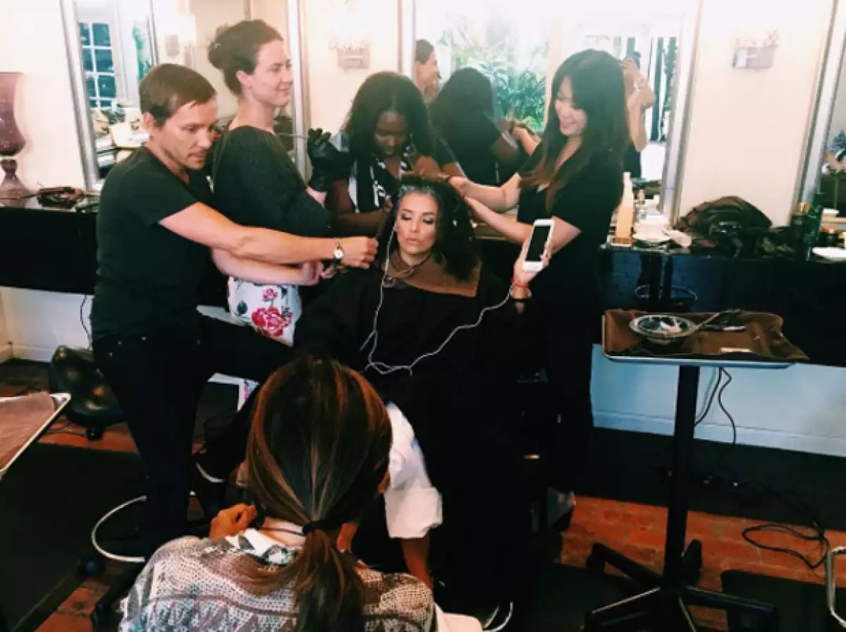 Previo a la alfombra roja, Eva publicó esta foto donde la están arreglando para el evento.