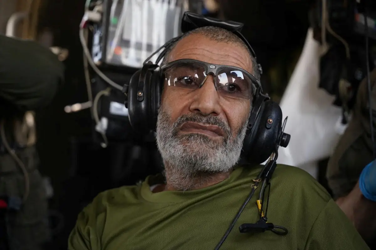 Una imagen difundida el 27 de agosto de 2024 por el ejército israelí dice mostrar al rehén Qaid Farhan Alkadi, de 52 años, dentro de un helicóptero después de ser recuperado.