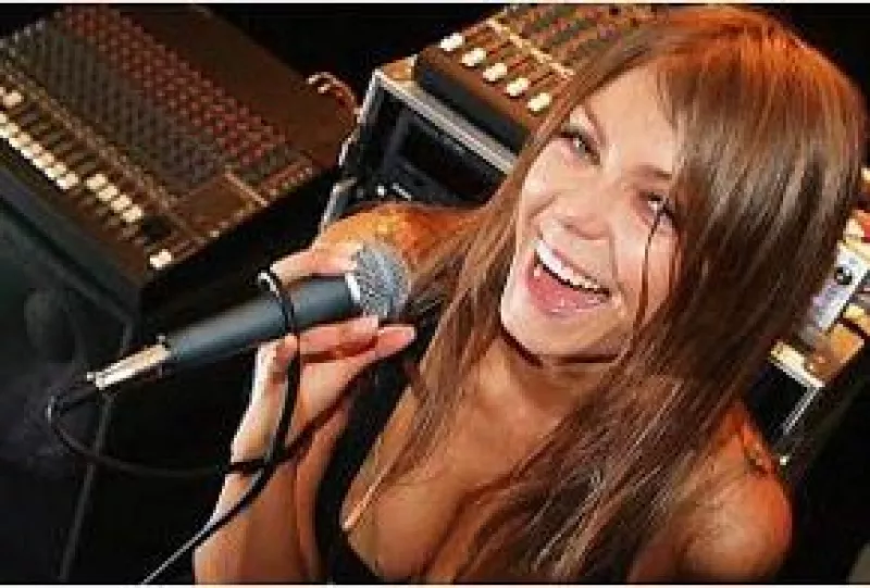 La modelo y cantante rusa, Oksana Pchepa, aseguró que mantiene una relación con el actor desde agosto del año pasado.