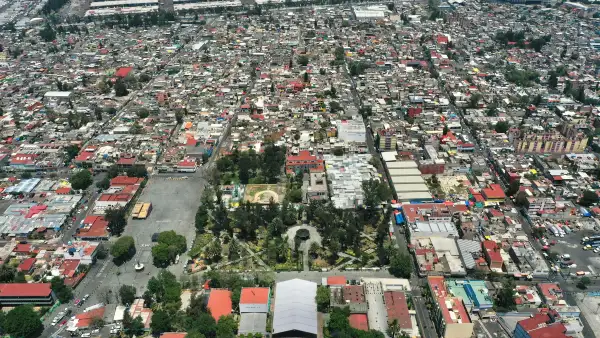 Fotografías aéreas de la alcaldía de Iztapalapa, se observa un parque central y la expansión de la urbanización. 