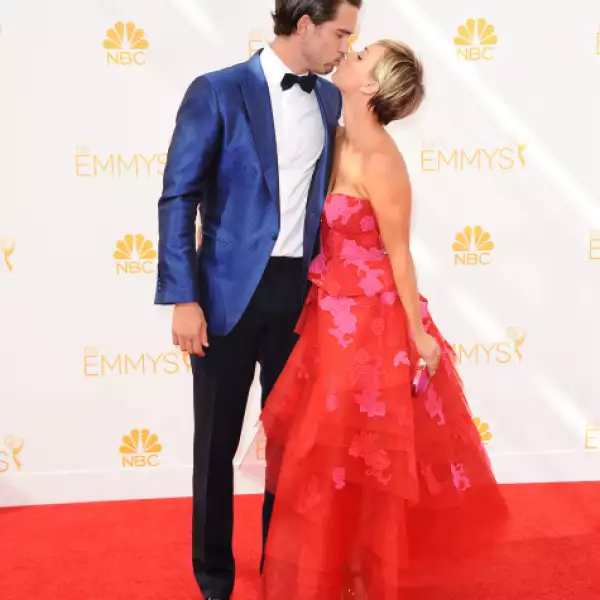 Kaley Cuoco y Ryan Sweeting lucieron de lo más enamorados a su paso por la red carpet de los Emmy en el 2014.