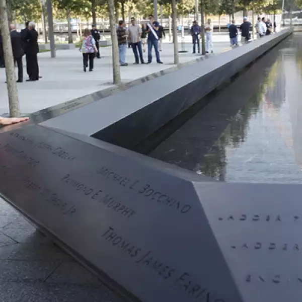 El espacio, que incluye dos espejos de agua rodeados por los nombres de las víctimas, abrió sus puertas bajo fuertes medidas de seguridad.
