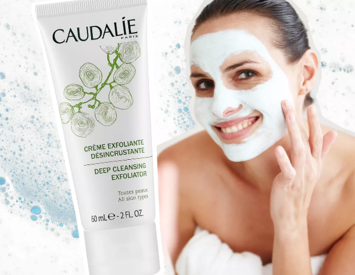 El tercer paso es exfoliar tu piel. Recuerda que la debes exfoliar máximo dos veces por semana.