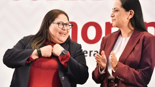 Citlalli Hernández, presidenta de la Comisión Nacional de elecciones de Morena, y Ariadna Montiel, dirigente nacional de Morena, sonriendo. 