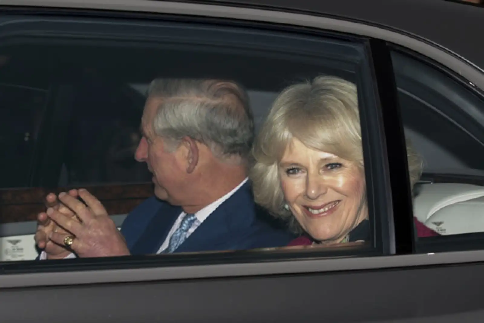 El príncipe Carlos y la duquesa de Cornwall llegaron y se fueron en el mismo auto.