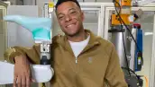 Kylian Mbappé posa como la nueva cara de la marca deportiva On en uno de sus laboratorios para el desarrollo de calzado especializado y altamente tecnológico. 