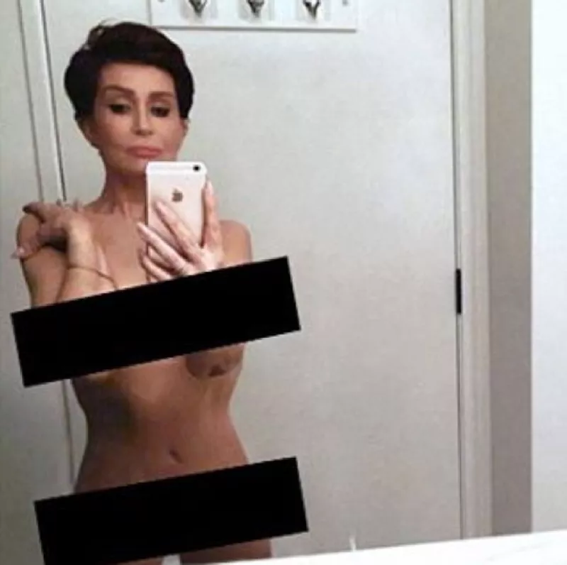 Aunque fue duramente criticada por muchos por compartir una foto desnuda, otras celebs reaccionaron al publicar fotos imitándola.