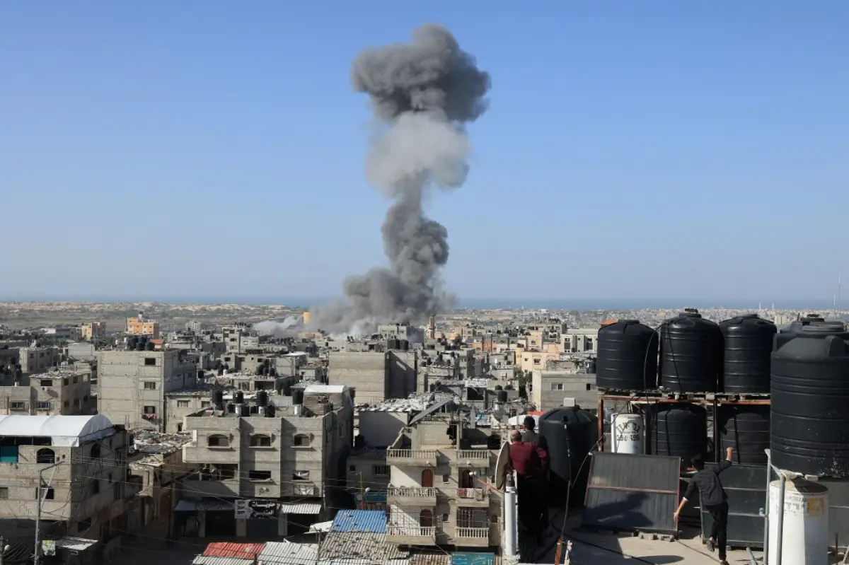 El humo se balancea después de un ataque israelí contra Rafah, en el sur de la Franja de Gaza, el 23 de noviembre de 2023, en medio de las continuas batallas entre Israel y el grupo militante palestino Hamas.