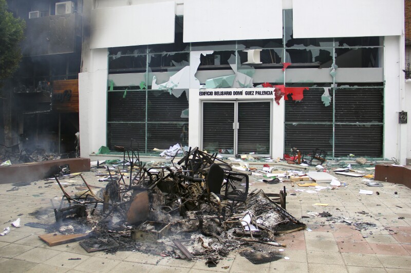 Las protestas de los integrantes de la CNTE incluyen la quema de material electoral y propaganda de partidos políticos.