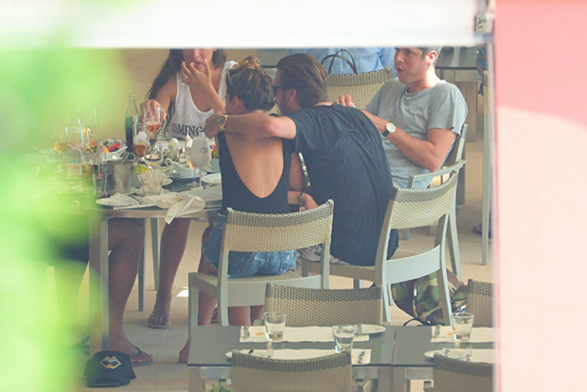 La pareja de Kourtney Kardashian fue visto acariciando a la fashion stylist Chloe Bartoli en sus recientes vacaciones.