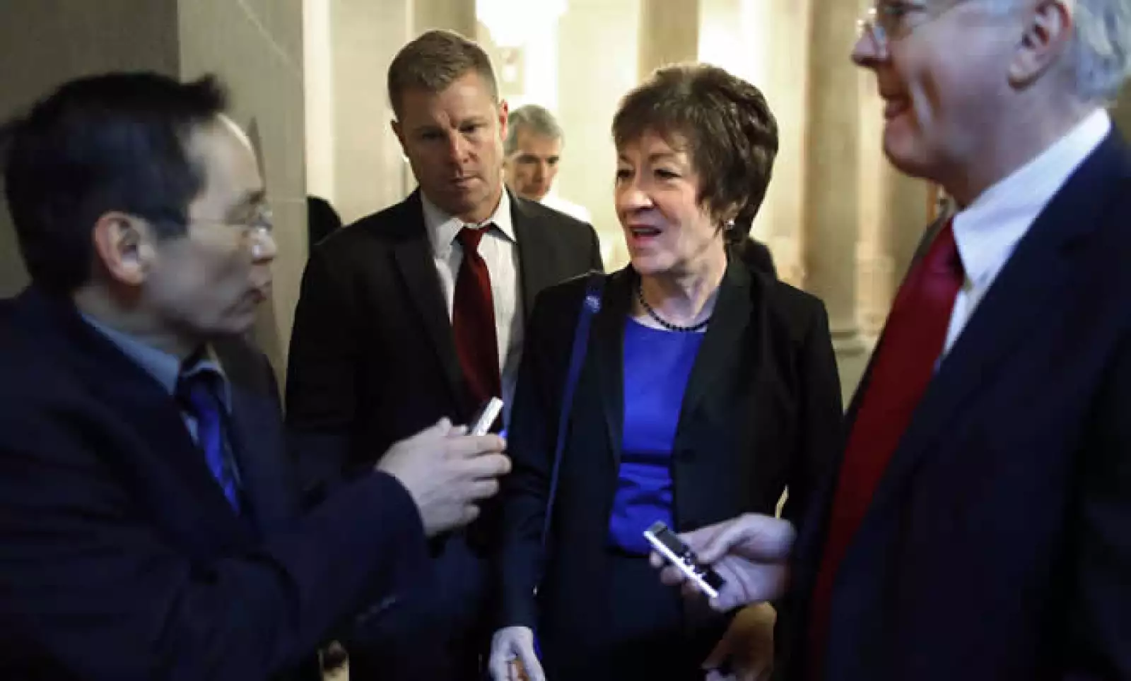 La senadora republicana y su compañero demócrata Joe Manchin tienen una propuesta que crecería el techo de deuda hasta enero.